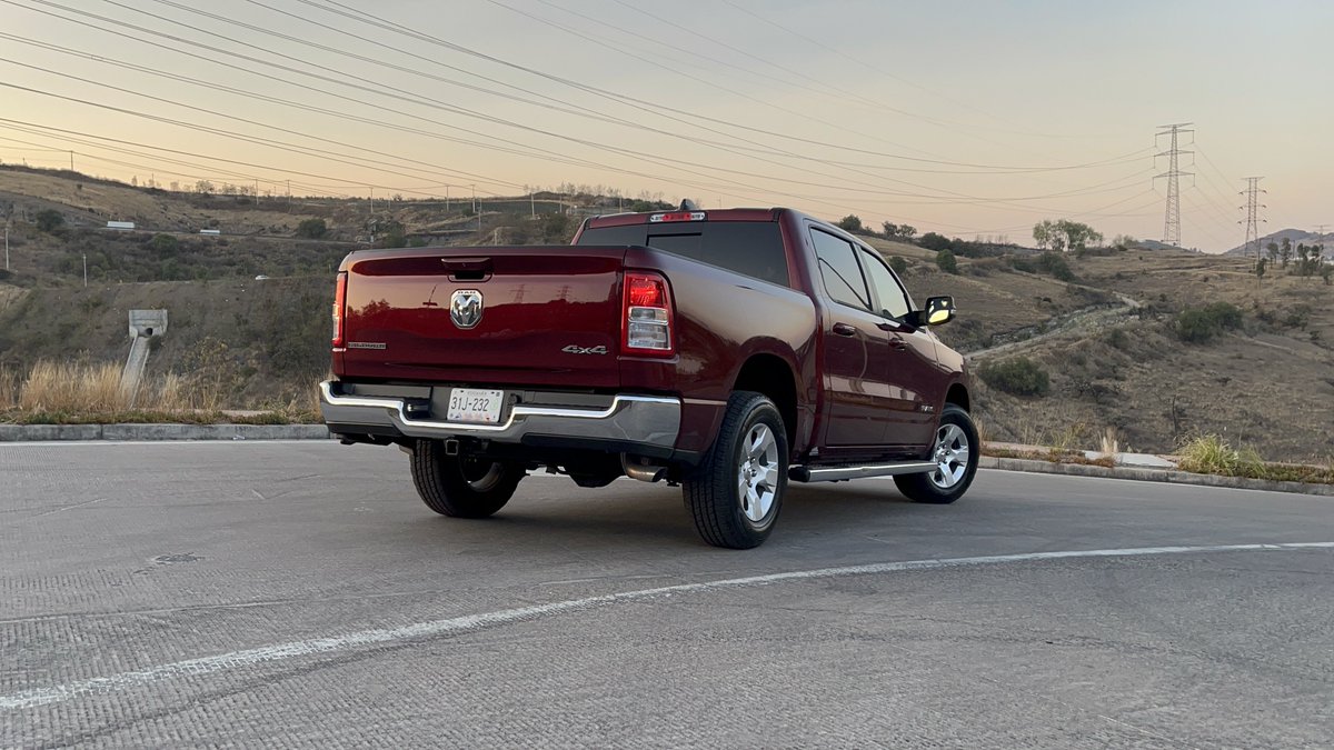 ADNautomotriz's tweet image. #ADNtestDrives #RAM1500 #MildHybrid #BigHornV6, es un PickUp 4x4 de lujo, tecnológico y seguro, con capacidad para transportar con todo confort, hasta a 6 pasajeros 😎👍 conócelo aquí a detalle en nuestro testdrive 💯

FULL TESTDRIVE 
🎬👉🏻 youtu.be/Uwm7_HhmbCM