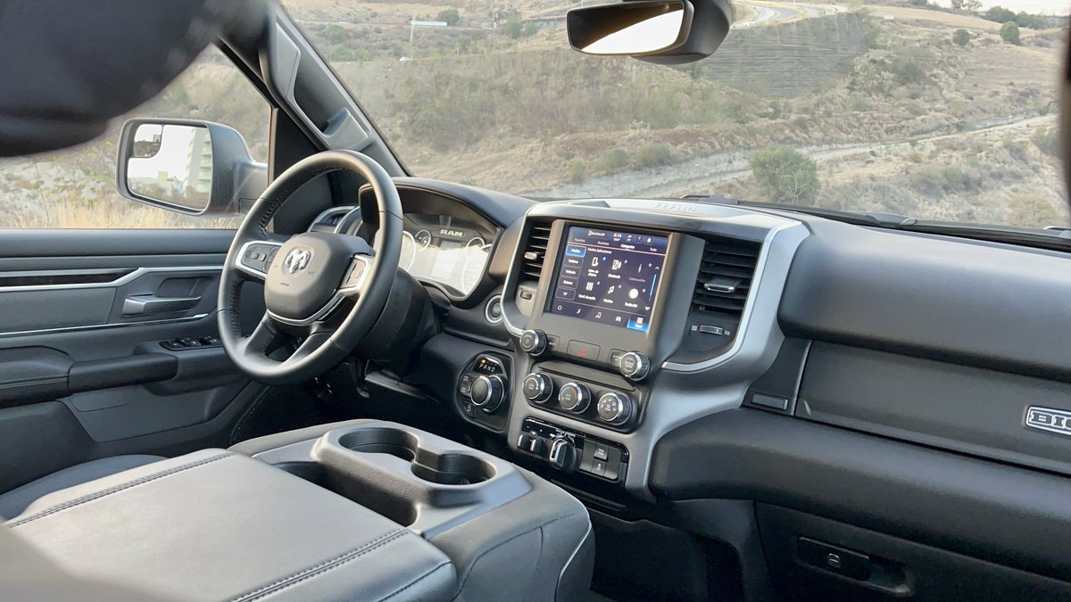 ADNautomotriz's tweet image. #ADNtestDrives #RAM1500 #MildHybrid #BigHornV6, es un PickUp 4x4 de lujo, tecnológico y seguro, con capacidad para transportar con todo confort, hasta a 6 pasajeros 😎👍 conócelo aquí a detalle en nuestro testdrive 💯

FULL TESTDRIVE 
🎬👉🏻 youtu.be/Uwm7_HhmbCM