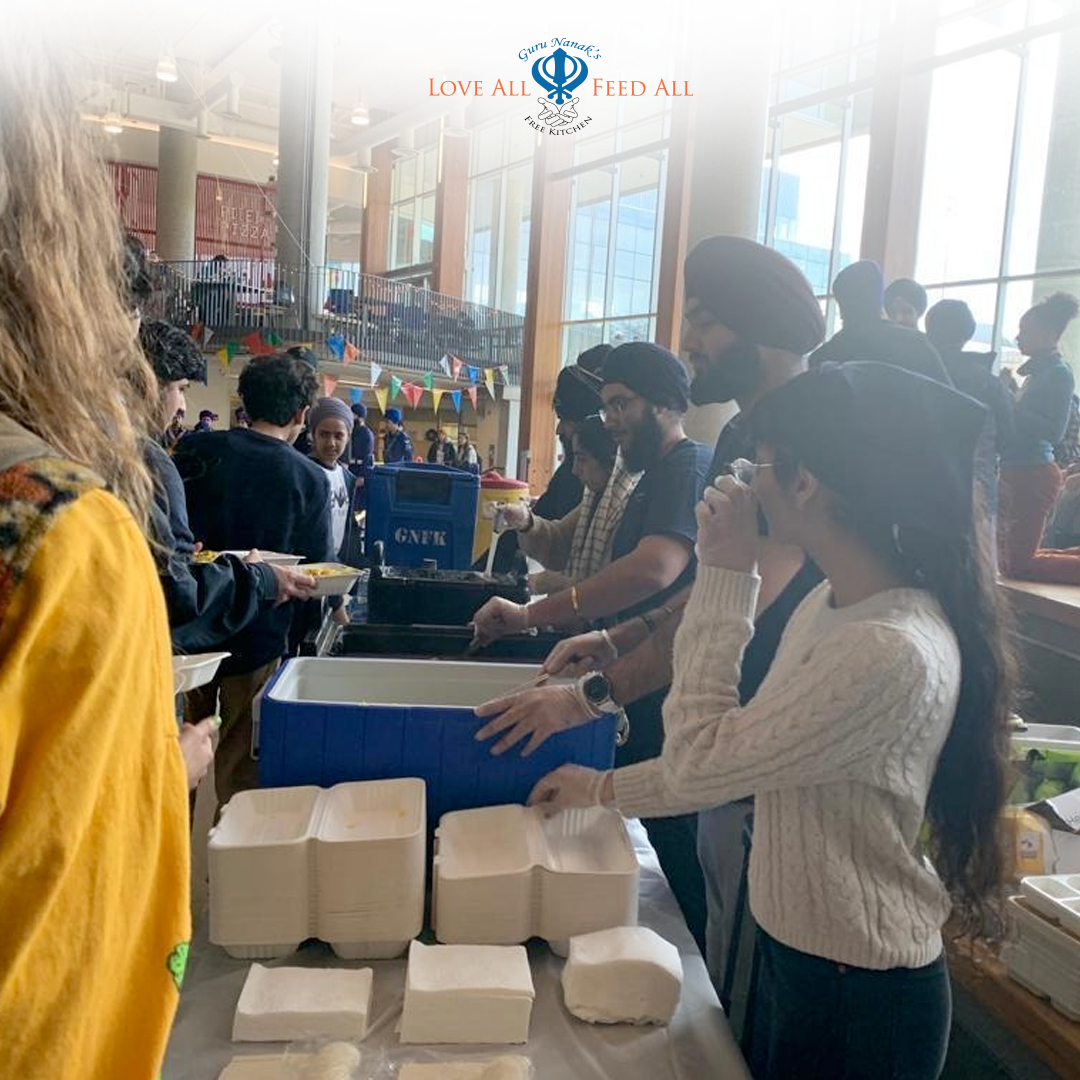 gnfkCanada's tweet photo. GNFK cooked and served Guru ka Langar to students at UBC. SSA UBC, the organizers of the event were very thankful to volunteers of GNFK "it was a tremendous success, serving students of all backgrounds Guru Ka langhar is very humbling, this is what Sikhi is about .."

#gnfk https://t.co/G7nZxWgMtX