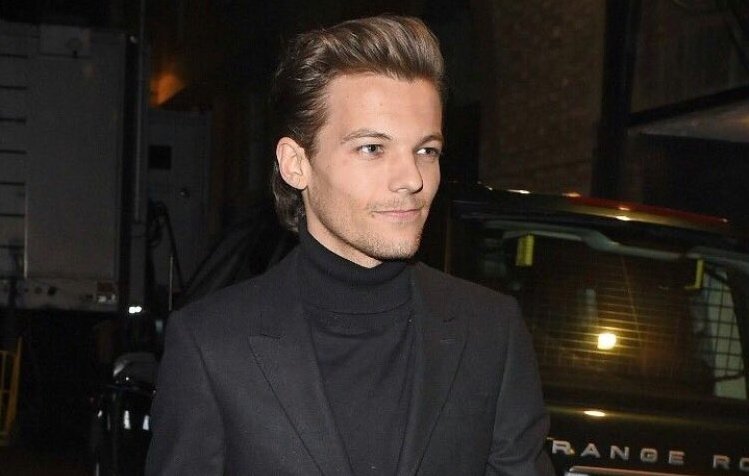 lomlxlt28's tweet photo. Au Larry // cornudo pt2

Donde H agradece a L,ewis en su discurso en vez de a L porque éste se negó a darle un beso frente a todos en una premiación,

O donde L no quiere besar a H en los Brits porque ya está demasiado nervioso con la idea de pedirle matrimonio esa misma noche. https://t.co/YkHcDCMcYR