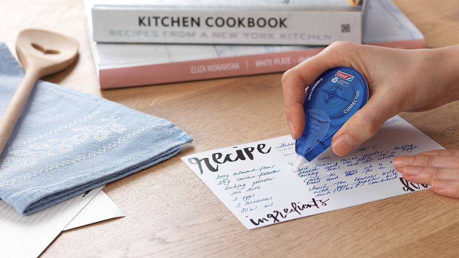 Ronaldfvargass's tweet image. Cosas que considerabas solo tenian los millonarios en el colegio, empiezo yo: 

La cinta correctora, eso era para gente tapada en plata.