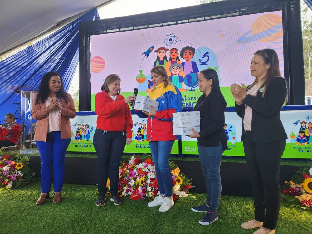 (2/3) Durante este encuentro recibimos 10 mil módem para la trasmisión de la señal WiFi como equipamiento para nuestros centros educativos, estos dispositivos han sido fabricados por parte del polo científico. 

<a href="/NicolasMaduro/">Nicolás Maduro</a>
@MPPEDUCACION 
<a href="/Gabrielasjr/">Gabriela Jiménez</a> 
<a href="/Mincyt_VE/">Ministerio del P. P para Ciencia y Tecnología</a>