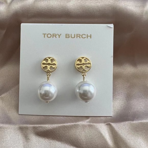 klassichic1's tweet photo. So good I had to share! Check out all the items I'm loving on @Poshmarkapp #poshmark #fashion #style #shopmycloset #toryburch: https://t.co/tCLEdbBu0z https://t.co/PmS7cWKjgS
