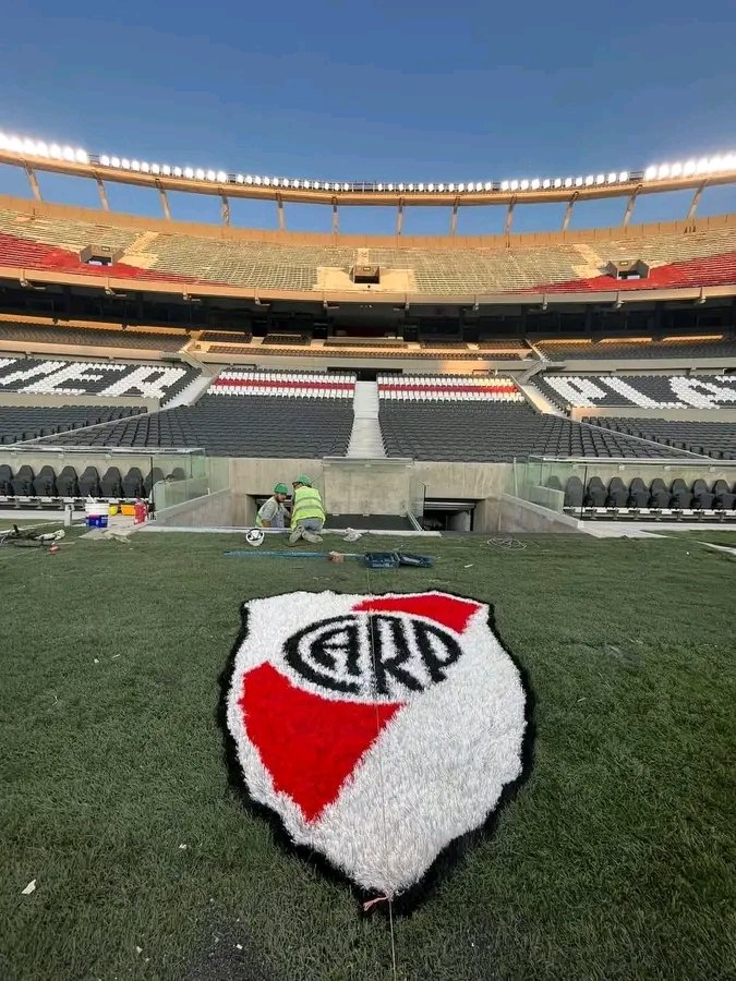 ezeveraa_'s tweet photo. Tu Escudo Aparte de Estar Manchado Está Deforme 🤣🤣😂 https://t.co/9RJeYEmf8T