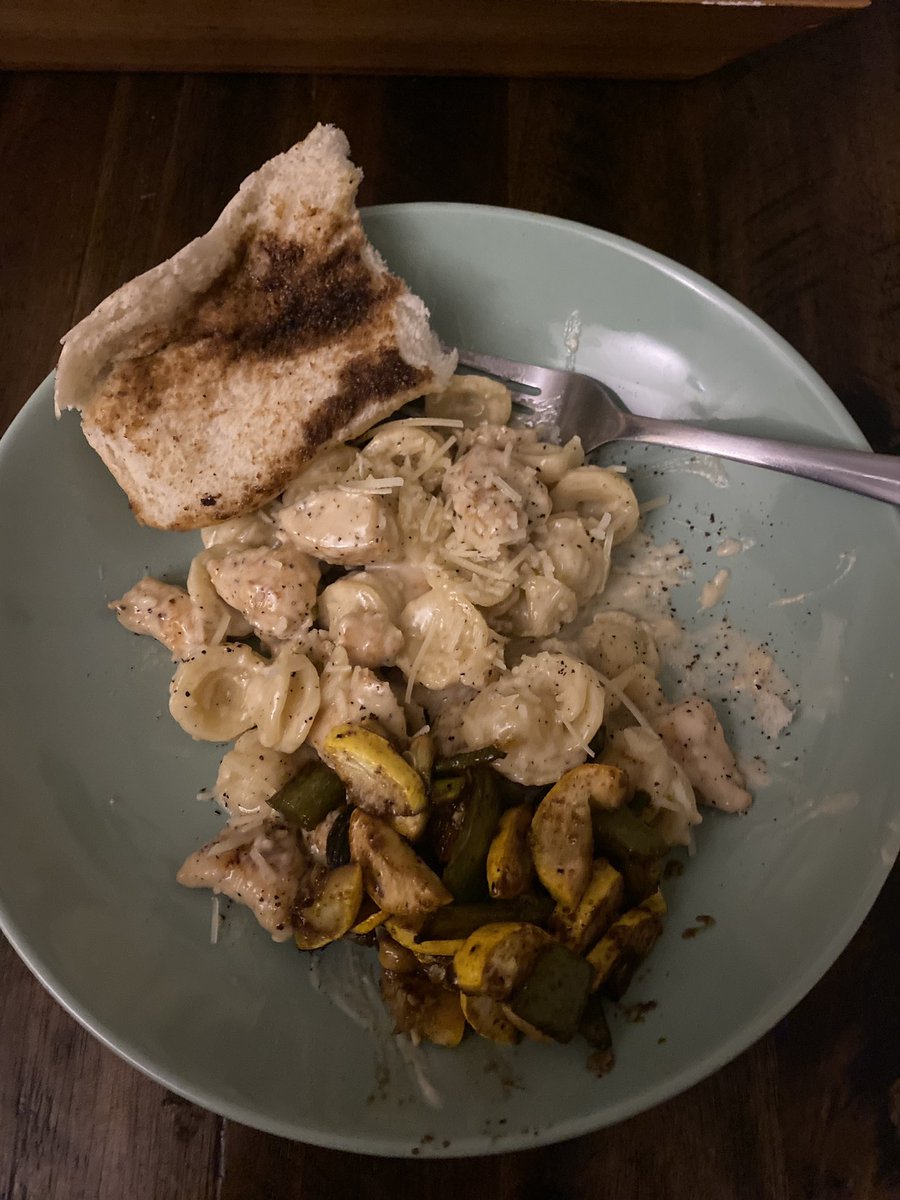 Drizzydrix1's tweet photo. Alfredo sauce homemade chicken pasta and roasted veggies with balsamic glaze 8.8 because I am lactose intolerant I’m going to be dead after this kek https://t.co/xRtyrJkSXR