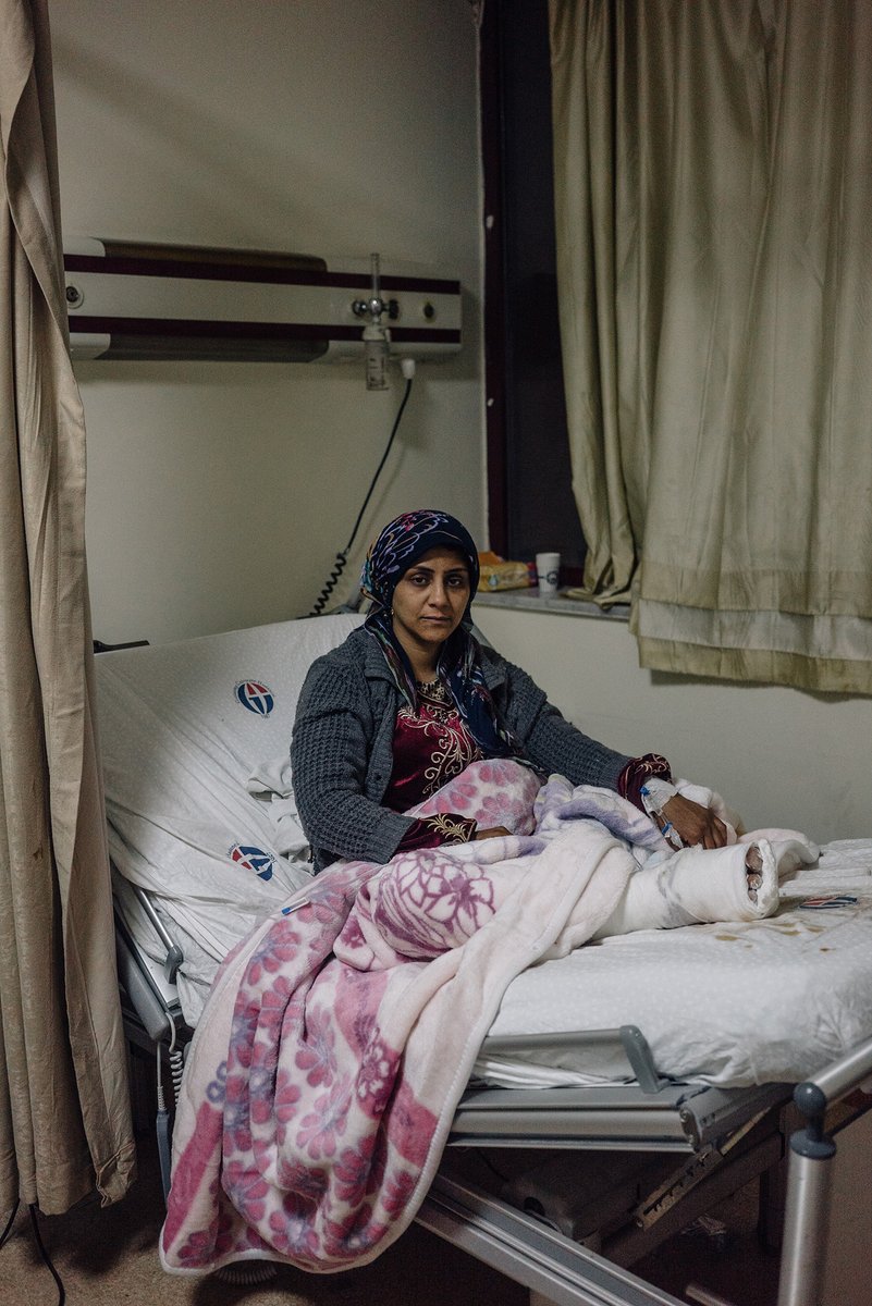 She lost her husband in the quakes. No one knows how to tell her about her son. Heartbreaking story by @leloveluck and @martinsalice. Portrait by @martinsalice with additional photography by @salwangeorges: washingtonpost.com/world/2023/02/…