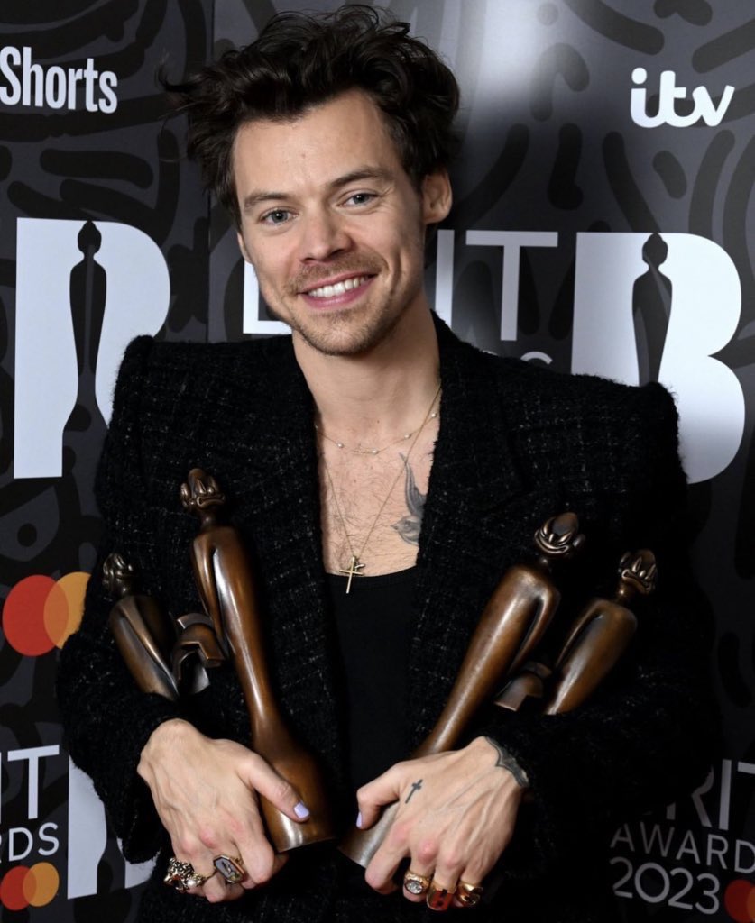 LTHSOURCE's tweet photo. 📸| Harry with his four well-deserved #brits tonight ! https://t.co/4OdLEs3zkJ