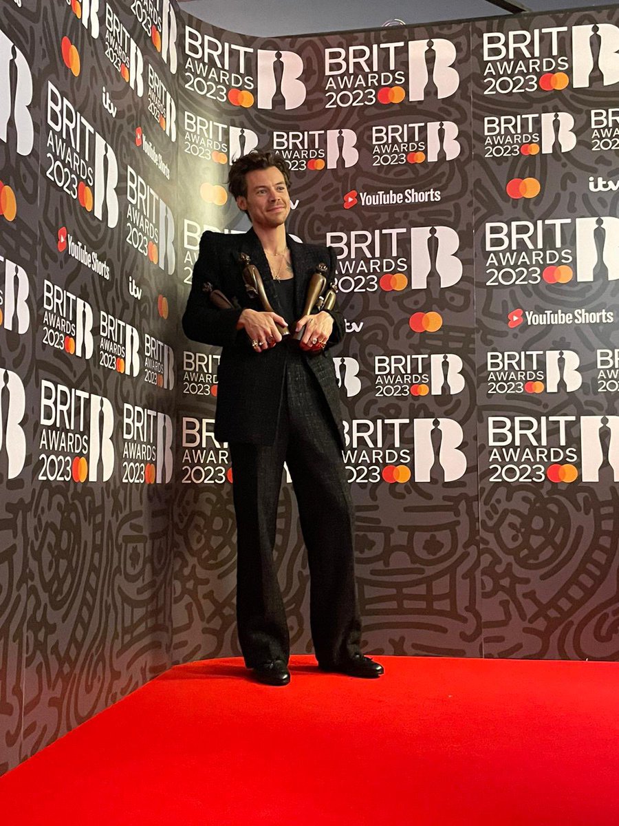 LTHSOURCE's tweet photo. 📸| Harry with his four well-deserved #brits tonight ! https://t.co/4OdLEs3zkJ
