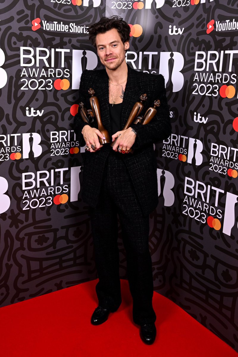 LTHSOURCE's tweet photo. 📸| Harry with his four well-deserved #brits tonight ! https://t.co/4OdLEs3zkJ