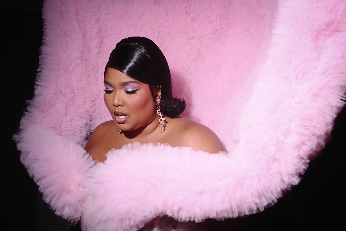 lizzo's tweet photo. BRITS PERFORMANCE- DID YOU LIKE? 💗💖 https://t.co/oZPMQPzyKK