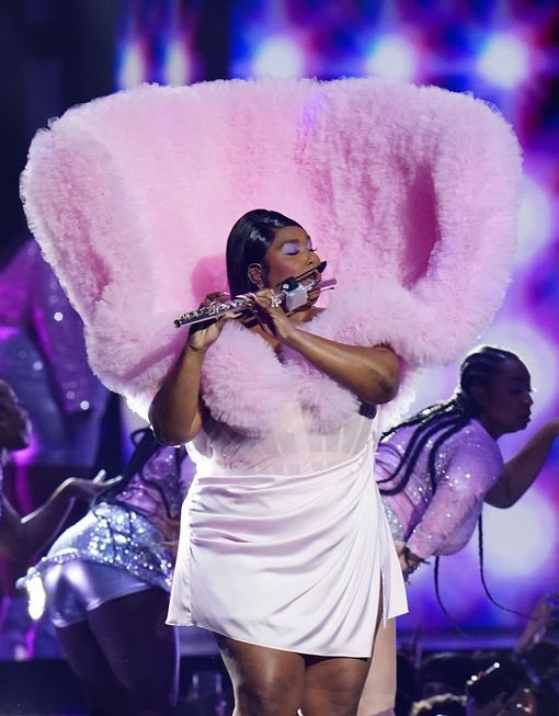lizzo's tweet photo. BRITS PERFORMANCE- DID YOU LIKE? 💗💖 https://t.co/oZPMQPzyKK