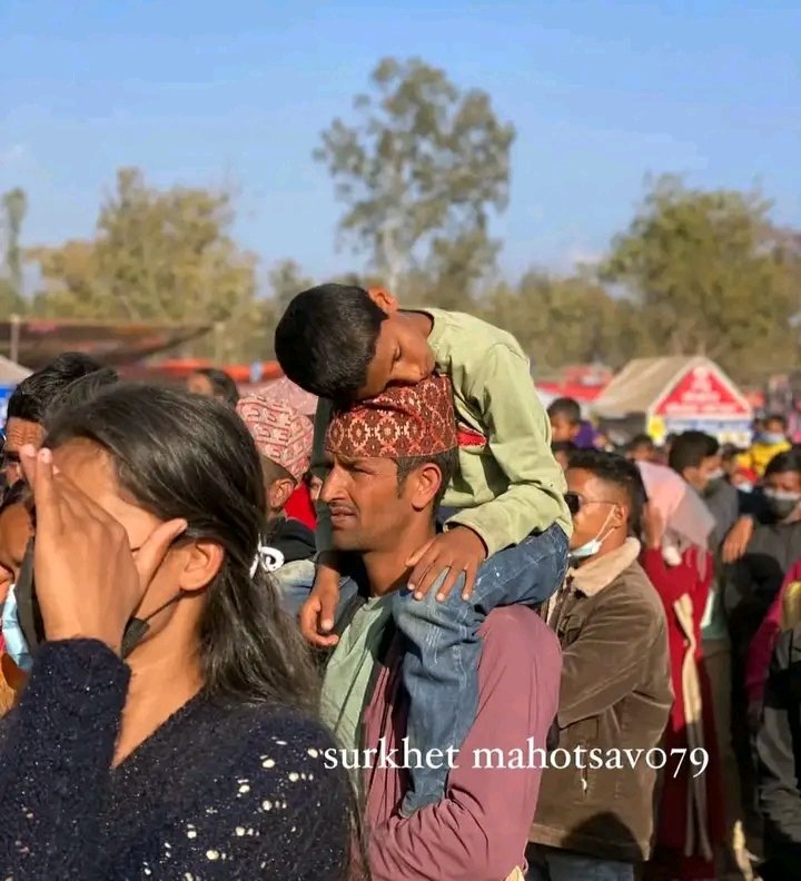 मेला हेर्दाहेर्दै सुत्न मिल्ने कति ठुलो हुन्छ है बुबाको त्यो काध !! सुर्खेत महोत्सवमा देखिएको यो दृश्य !💗