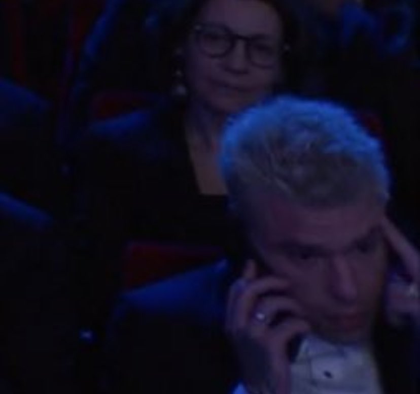 Jessica196j's tweet photo. Noi tra poco chiamando la polizia dopo aver visto la classifica finale:
#sanremo2023 https://t.co/E9VFyKoG5n