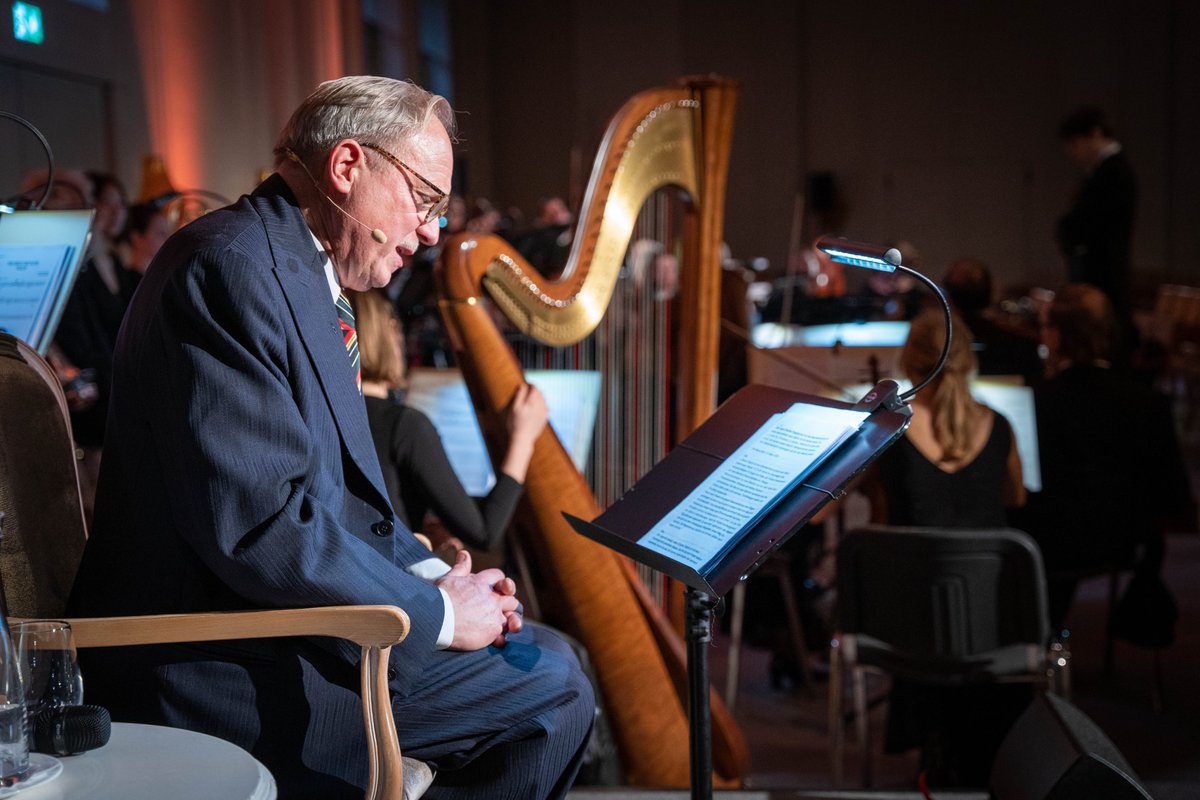 BerlinerSymphon's tweet photo. Eindrücke unserer Probe im #Adlon mit Eva #Mattes und Ulrich #Tukur, mit Kevin #Griffiths (Dirigent) und den #Berliner Symphonikern #Berlin https://t.co/inygTSyh2a