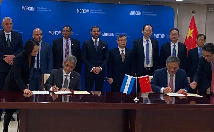 VivaNicaragua13's tweet photo. #LoQueSeVive Firman memorándum para facilitar flujos de comercio entre Nicaragua 🇳🇮 y China 🇨🇳 

Se ha llevado a cabo la firma de un Memorándum entre el #MIFIC de Nicaragua y el Ministerio de Comercio de China con el objetivo de facilitar el flujo del comercio entre los 2 Países. https://t.co/rpTB4COdlG