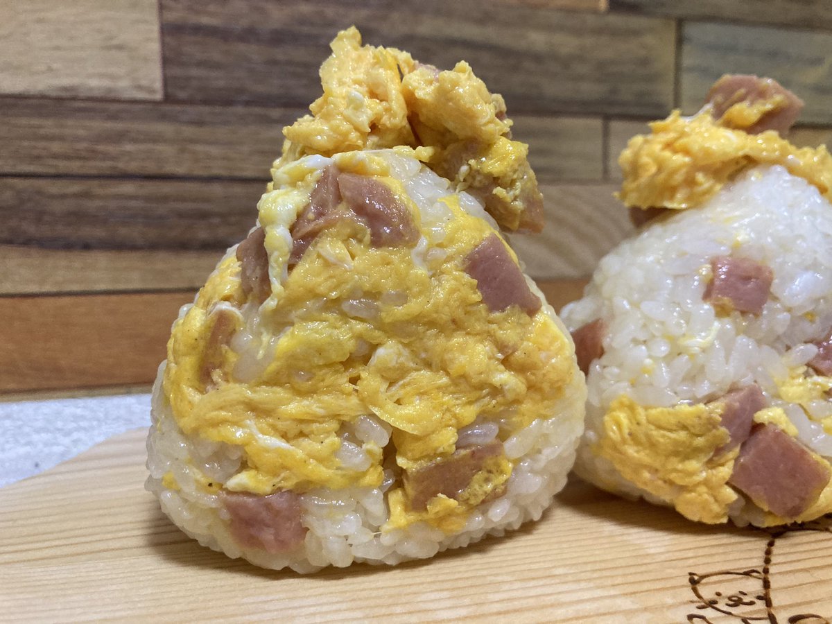 おはようございます😃 【スパムおにぎり】です🥓🍙 と を炒めて に🍳 あとは握れば完成です。