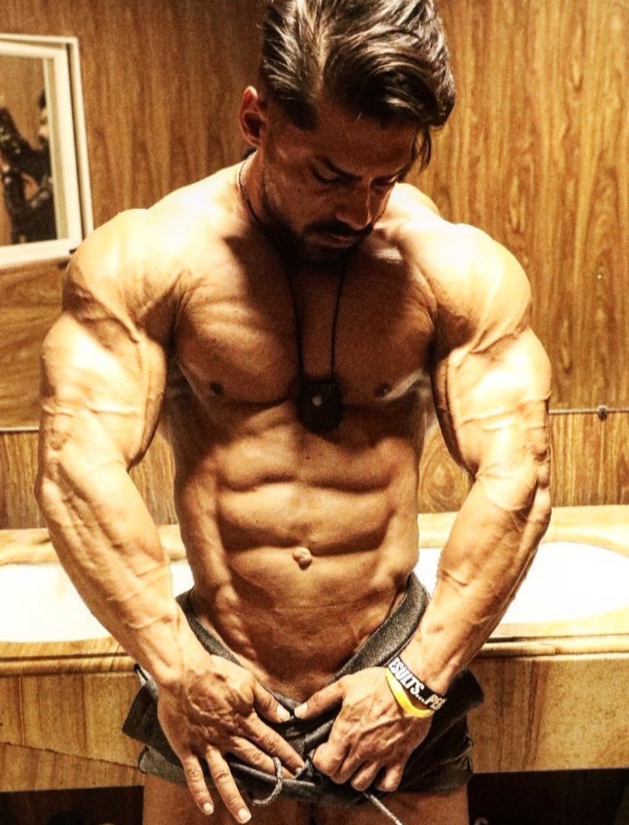colt_star's tweet photo. Hamid goes very low 😍🥰🤤💕 #bodybuilder #muscleabs #sexyhunk #hothunk https://t.co/EnECDeg2VR