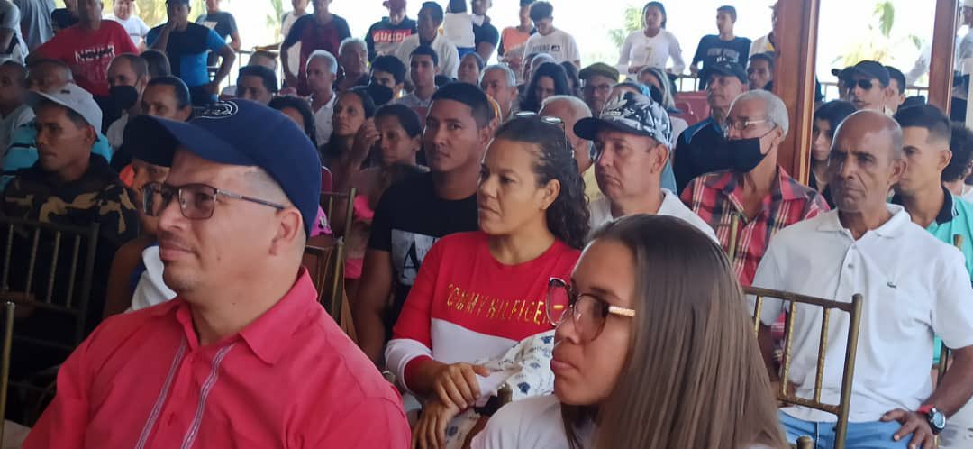 claudioefermin's tweet photo. Hoy desde #PuertoLaCruz, en asamblea con el equipo municipal de Soluciones para Venezuela, organizando el reclamo popular y reiterando nuestro compromiso por el cambio en beneficio de los más vulnerables #11Feb https://t.co/3Afyp1e8Tb