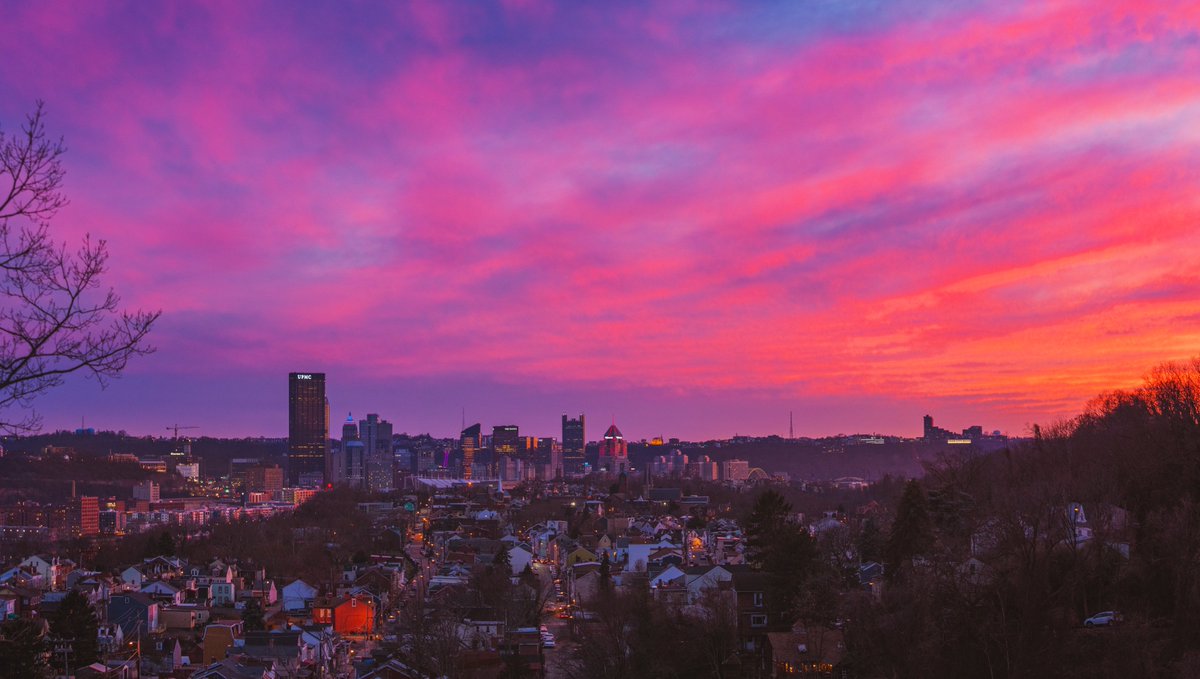 jake_mysliwczyk's tweet photo. What an insanely vibrant sunset over #Pittsburgh on this Saturday evening. The sky just exploded with color for almost 20+ minutes. Here’s an 8 image panorama showing all of the sky overlooking the Troy Hill neighborhood. https://t.co/yAVszYiin5