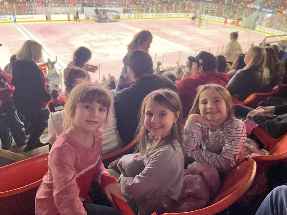 cecelia_holmes0's tweet photo. #kwingsphoto #pinkicegame @KalamazooWings https://t.co/kiK9ik5skm