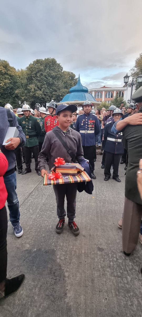 BomberosdeChile's tweet photo. ¡𝗚𝗥𝗔𝗖𝗜𝗔𝗦 𝗟𝗨𝗖𝗔𝗦! En el marco del desfile por los 170 años del @cbvaldiviacl, el Consejo Regional de Los Ríos, entregó un reconocimeinto a Lucas Céspedes, el pequeño de 13 años que cruzó en bote el Río Futa a un grupo de Bomberos en medio de la emergencia forestal https://t.co/UdSjS5zzFw