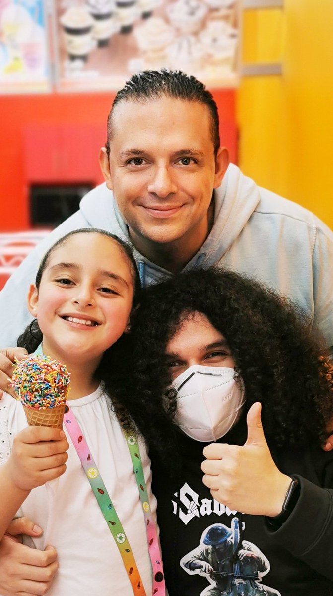 iherrera122's tweet photo. Los momentos mas valiosos y que quedan sellados para siempre en mi corazón y memoria es compartir con la gente que amas y que mejor que con un rico helado. Para ser feliz no necesitas de mucho sino la mejor actitud de disfrutar con intensidad del compartir con la familia. 💖🙏 https://t.co/vztHv9NWaD
