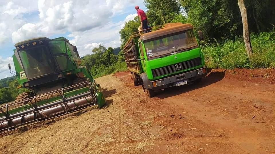 Comenzó la cosecha de soja y al menos 20.000 camioneros volverán a trabajar tras la sequía del año pasado. También los gomeros, kioskos, vendedores de yuyo, funcionarios bancarios, tiendas, etc. Después dicen que la soja no crea fuentes de trabajo