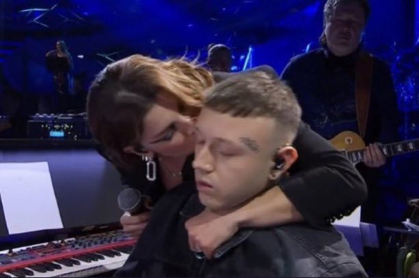 mezzanottemezza's tweet photo. #Sanremo2023 https://t.co/bnofJz4ycQ