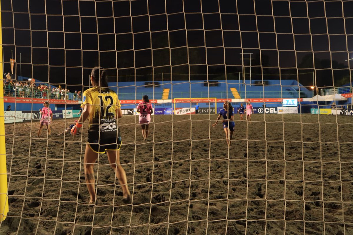 DeportesC10's tweet photo. ⏱ Final del partido
Victoria por 5-0 sobre #BSUES.
El #SaoPedroBS de Brasil es finalista del certamen y enfrentarán a la #BarradeSantiago de El Salvador, en busca del titulo de mejor equipo femenino de América.
#AmericasWinnersCupElSalvador2023 https://t.co/6s8YVbcSyK