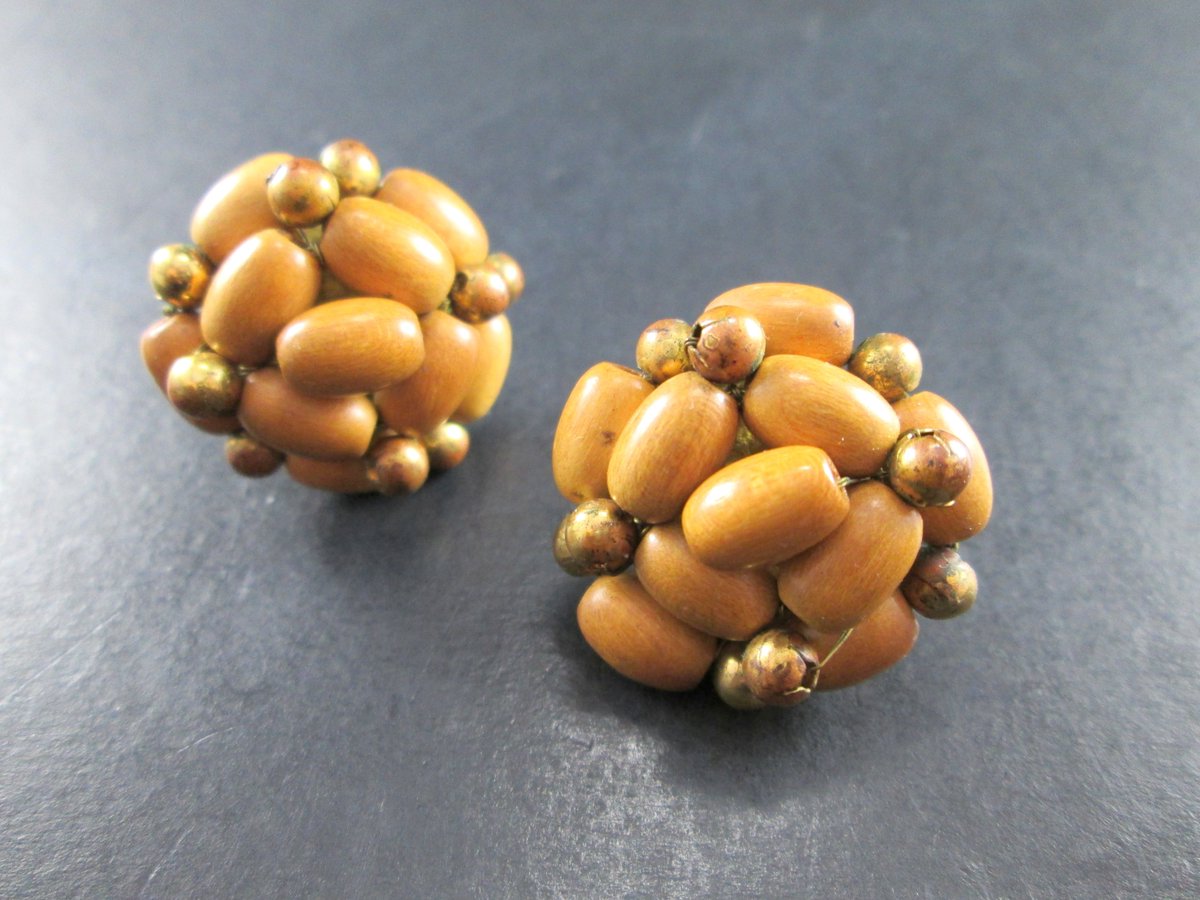 Vintage Brown &amp; Gold Tn Bead Cluster Screw Back Earrings 50s Mid Century at SecondhandNel etsy.me/3RPgM4w via <a href="/Etsy/">Etsy</a> 

#earrings #vintagejewelry