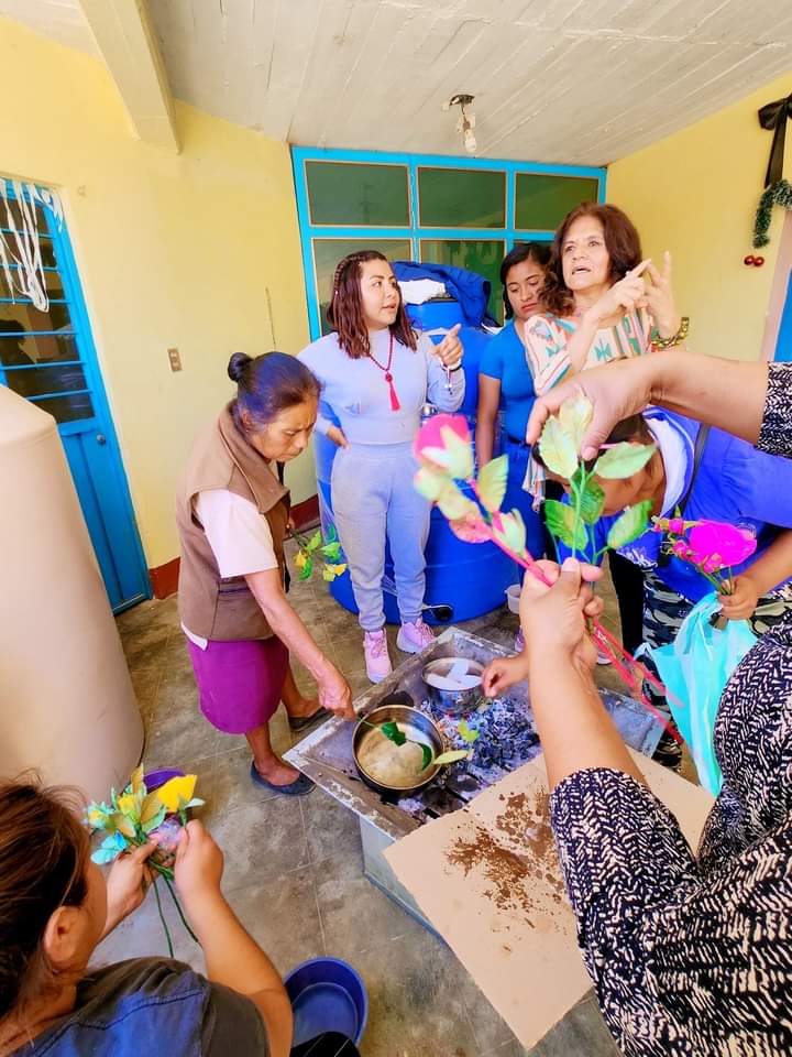 rigobertoloar's tweet photo. TALLERES EN SGO. SUCHILQUITONGO.
 Talleres que ofrecen la oportunidad de capacitar a sectores vulnerables, como madres solteras, adolocentes, adultos mayores y con discapacidad para el auto empleo en mi tierra de Sgo Suchilquitongo, expresó Amanda Ruíz Legaspi, líder de Afodepo. https://t.co/9y6MOKkdsc