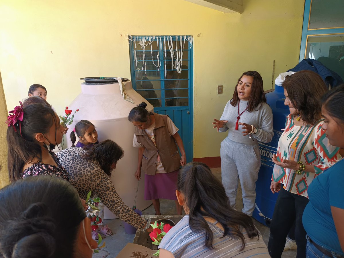 rigobertoloar's tweet photo. TALLERES EN SGO. SUCHILQUITONGO.
 Talleres que ofrecen la oportunidad de capacitar a sectores vulnerables, como madres solteras, adolocentes, adultos mayores y con discapacidad para el auto empleo en mi tierra de Sgo Suchilquitongo, expresó Amanda Ruíz Legaspi, líder de Afodepo. https://t.co/9y6MOKkdsc
