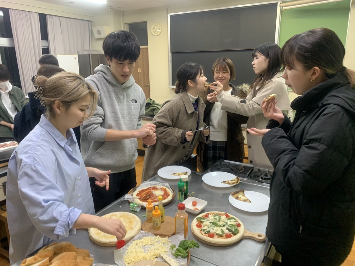 OKUTAMAPLUS's tweet photo. #卒業旅行 プレゼントキャンペーン🎁
学生団体 #Color のみなさんがご来校！

今年から本格的にサービスを開始したピザ作りをお楽しみ頂きました🍕

『みんなで作って、みんなで食べる』
意外な一面を垣間見る瞬間でもあります☺️

#僕たちだってはしゃぎたい https://t.co/ikY3Rgl74V