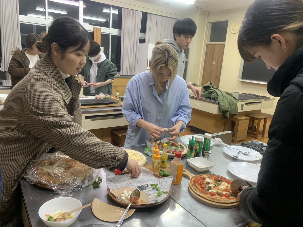 OKUTAMAPLUS's tweet photo. #卒業旅行 プレゼントキャンペーン🎁
学生団体 #Color のみなさんがご来校！

今年から本格的にサービスを開始したピザ作りをお楽しみ頂きました🍕

『みんなで作って、みんなで食べる』
意外な一面を垣間見る瞬間でもあります☺️

#僕たちだってはしゃぎたい https://t.co/ikY3Rgl74V