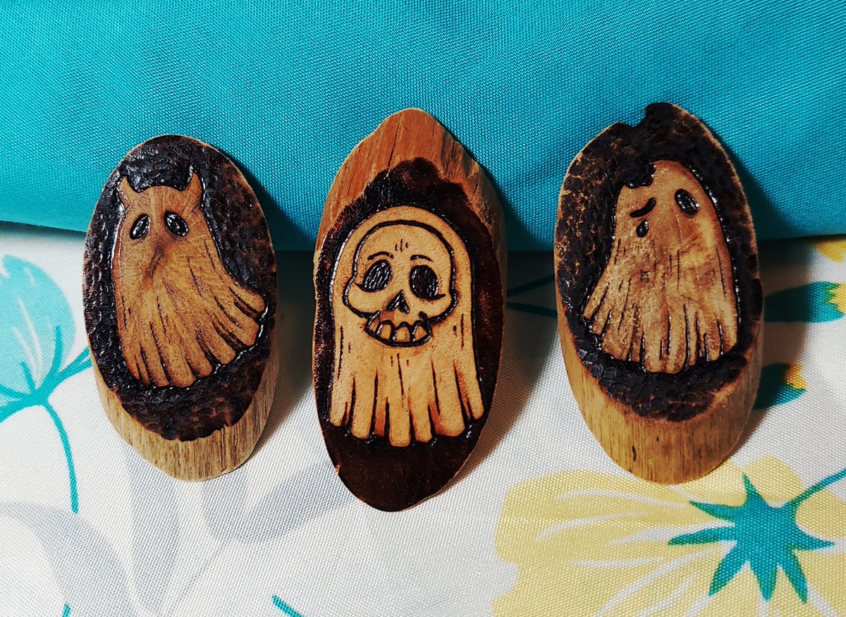 StarboundBear's tweet photo. a bunch of halloween pins! https://t.co/Mq3qEJHkL8