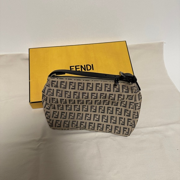 EvolvingBy's tweet photo. So good I had to share! Check out all the items I'm loving on @Poshmarkapp #poshmark #fashion #style #shopmycloset #philosophy #fendi: https://t.co/1azeifPMJq https://t.co/RivJ4XXA0d