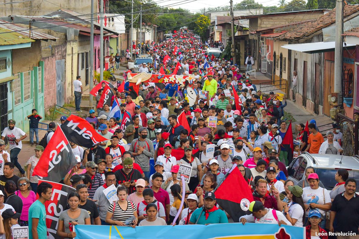 FranciscaC2021's tweet photo. En #LeonRevolucion  con una desbordante y colorida 🧡💛♥️💗💜💙💚🖤❤️caminata,🚶🚶🚶🚶🚶‍♀️🚶‍♀️🚶‍♀️  las familias leonesas dijeron presente en apoyo a las gestiones de  nuestro Comandante Daniel.❤️🖤 #NoPudieronNiPodran #UvDenisSilva https://t.co/v1LECkGCen