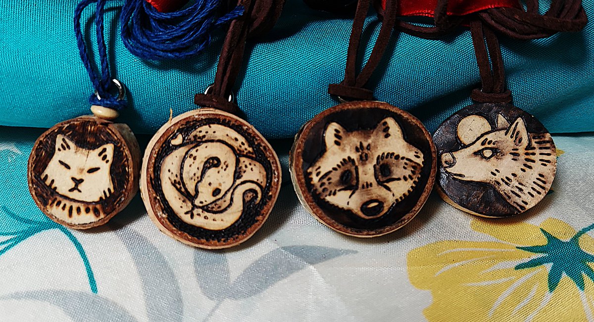 StarboundBear's tweet photo. and a bunch of necklaces! https://t.co/pzAzTKtQQY