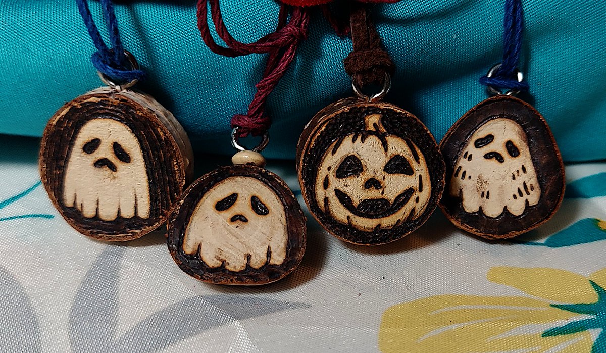 StarboundBear's tweet photo. and a bunch of necklaces! https://t.co/pzAzTKtQQY