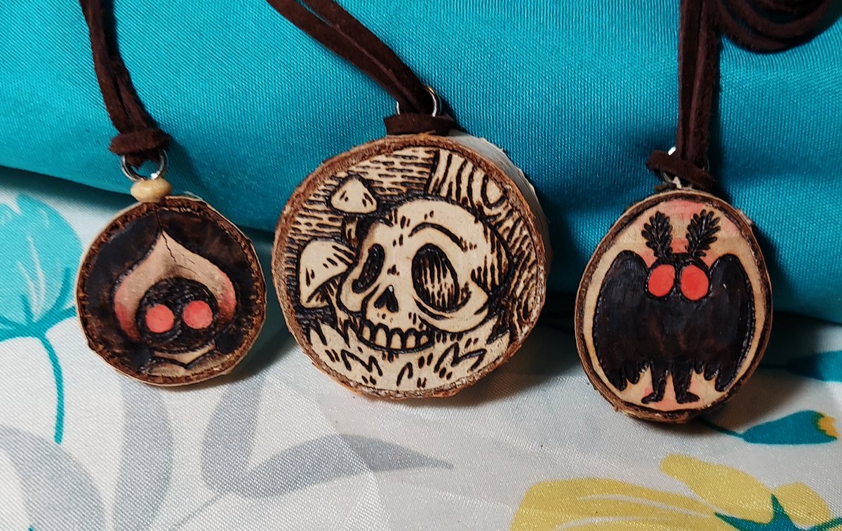 StarboundBear's tweet photo. and a bunch of necklaces! https://t.co/pzAzTKtQQY