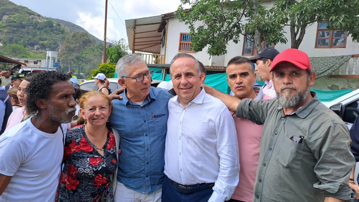 comite_cerros's tweet photo. Con la firma de Guillermo Reyes, ministro de transporte se da el primer paso para conformar una mesa de trabajo que evalúe el proyecto Conectante C1 C2💦

#NoConectanteC1C2
#FueraAutovia
#yodefiendoloscerros https://t.co/KCJJHYNbR2