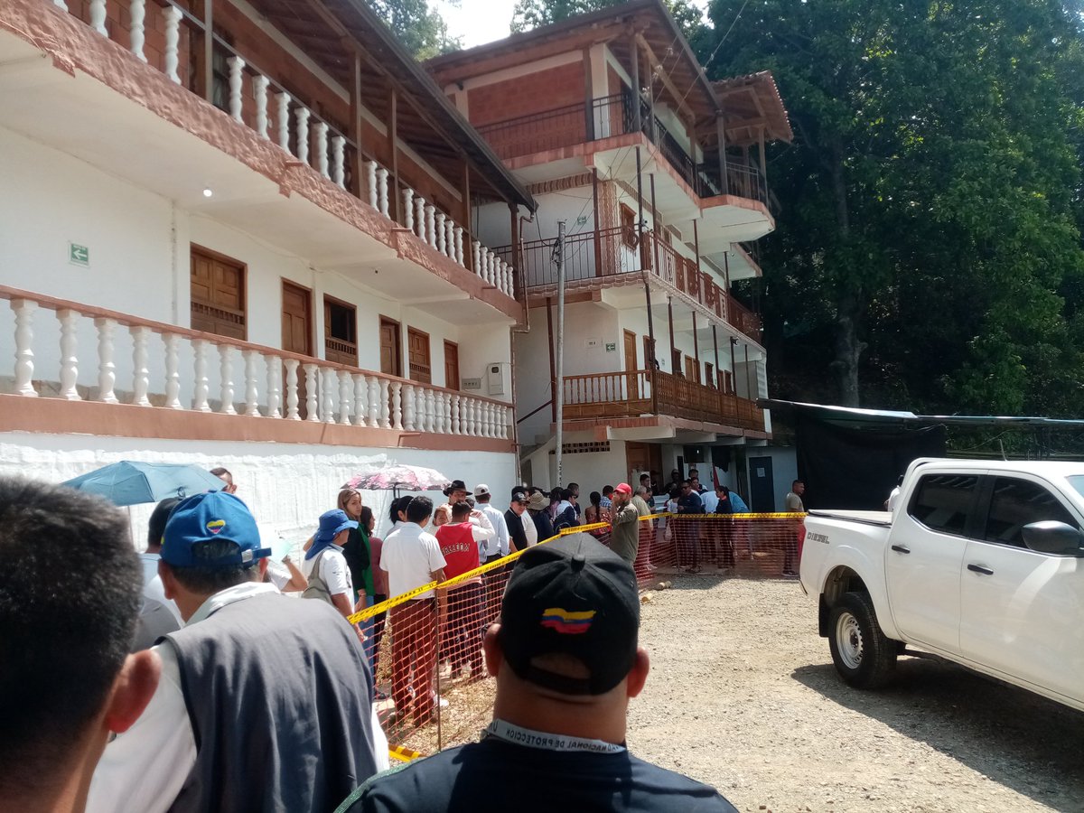 comite_cerros's tweet photo. Con la firma de Guillermo Reyes, ministro de transporte se da el primer paso para conformar una mesa de trabajo que evalúe el proyecto Conectante C1 C2💦

#NoConectanteC1C2
#FueraAutovia
#yodefiendoloscerros https://t.co/KCJJHYNbR2