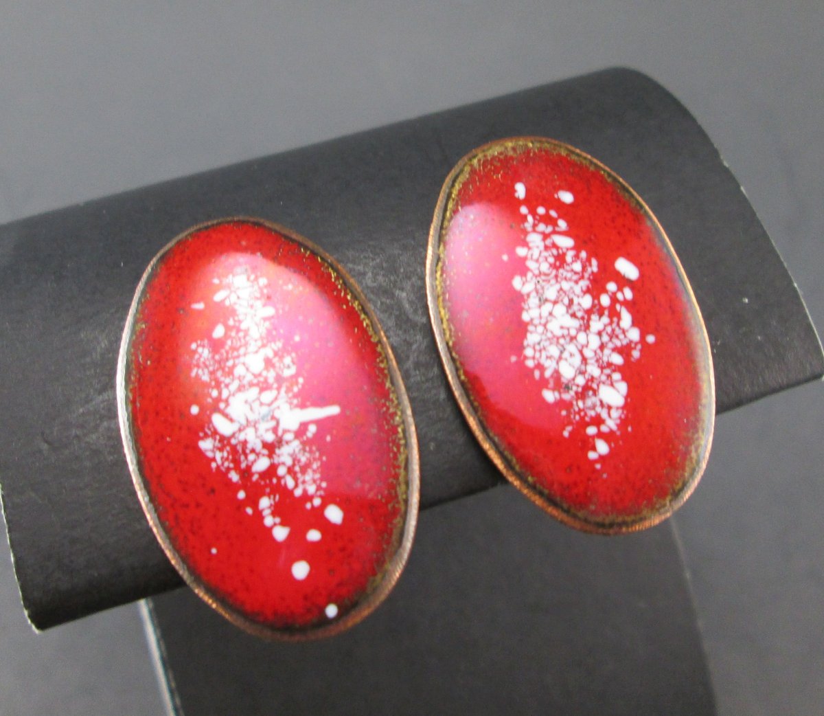 Vintage 50s Copper and Red and White Enamel Oval Earrings Screw Back Mid Century at SecondhandNel etsy.me/3HO2218 via <a href="/Etsy/">Etsy</a> 

#earrings #vintagejewelry