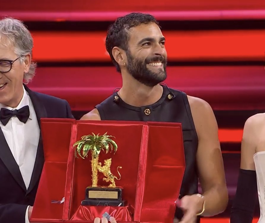 sofiaguicc's tweet photo. esattamente 10 anni dopo🤍 
#Sanremo2023 @mengonimarco https://t.co/aJDLxXRKJQ