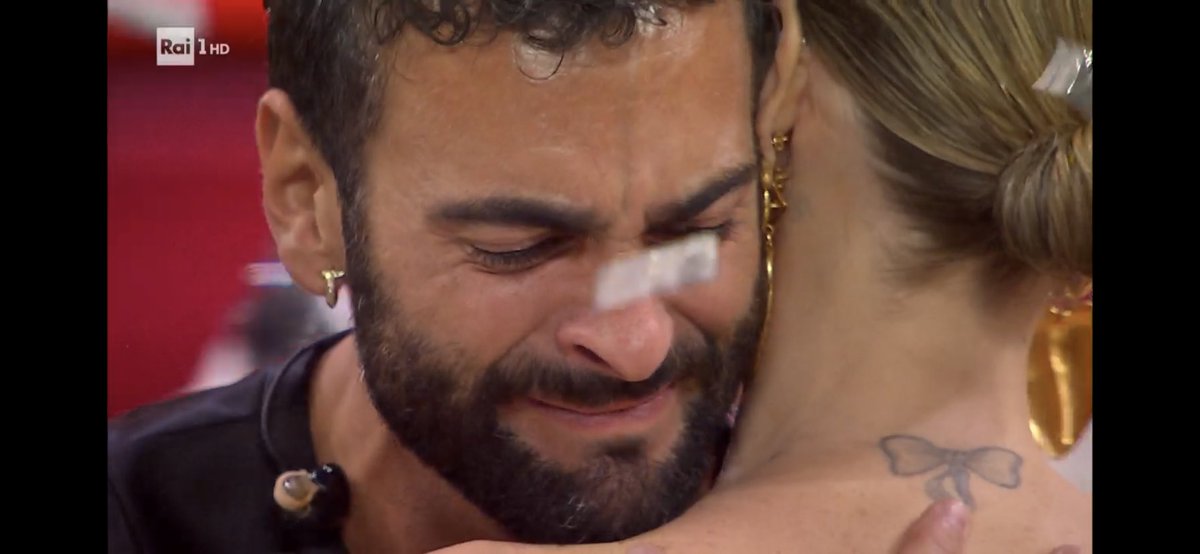 aleferaz's tweet image. la sua commozione ancora come se fosse la prima volta 🥹🤍 #Sanremo2023