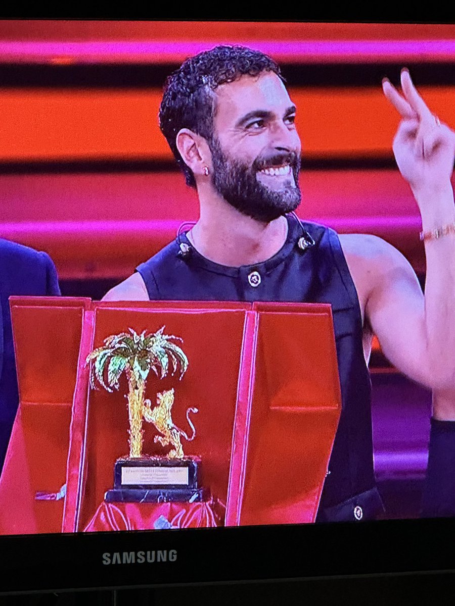 AnnaPompole's tweet photo. Grazie Marco. Qui arriva la musica. La tua ❤️❤️ @mengonimarco @SanremoRai https://t.co/fxPfPFy5x0