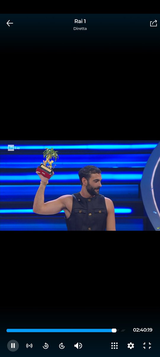 Arumenelia's tweet photo. Ahhhhhhh Vince Mengoni e non avevo dubbi 😍 @mengonimarco  che abbraccia Lazza per calmarlo e dedica il premio alle donne che hanno partecipato a questo festival ...commosso e sorridente,sei speciale ❤️ ti si ama #Sanremo2023 https://t.co/hlrvwFtyjs