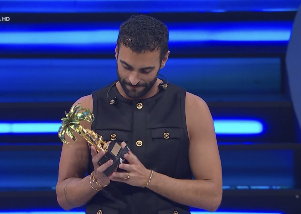 Il modo in cui, quasi incredulo, contempla il premio tra le mani è qualcosa di commovente che ricorda quanto valgano i veri artisti (il tutto mentre Gianni Morandi pulisce i coriandoli dal palco con la scopa, è tutto bellissimo) ❤️ #MarcoMengoni #Sanremo2023