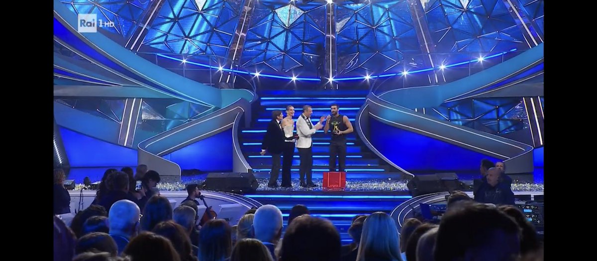 aleferaz's tweet photo. IL SELFIE DI GIANNI I FOTOGRAFI CHE VOGLIONO CACCIARE VIA AMA PER LA FOTO GIANNI CHE SCOPA VIA I CORIANDOLI IL CAOS DI QUESTO FINALE MIO DIO 💀💀💀 #Sanremo2023 https://t.co/btTTkXRP1X