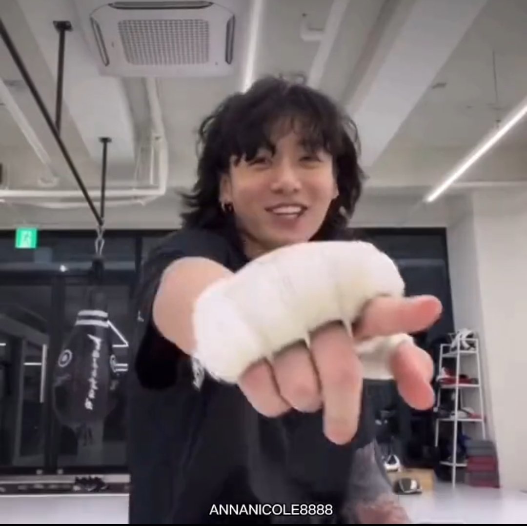 annanicole8888's tweet image. SHIT, LIFE GOES ON,MY ASS😭😭😭, I HAVEN'T MOVE ON BY MISSING JK LIVE, YOU HEAR??? 😭